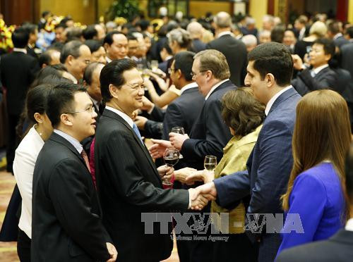  越南政府总理阮晋勇主持招待会，庆祝东盟共同体正式成立和 2016 年丙申年春节。（图片来源：越通社）