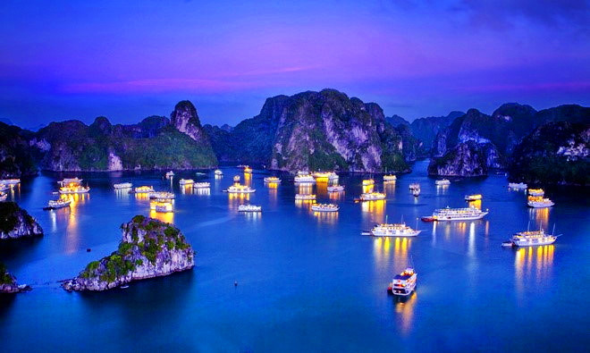 《下龙湾之夜》。