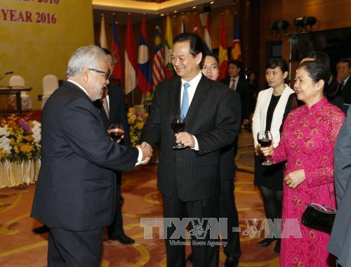  越南政府总理阮晋勇主持招待会，庆祝东盟共同体正式成立和 2016 年丙申年春节。（图片来源：越通社）