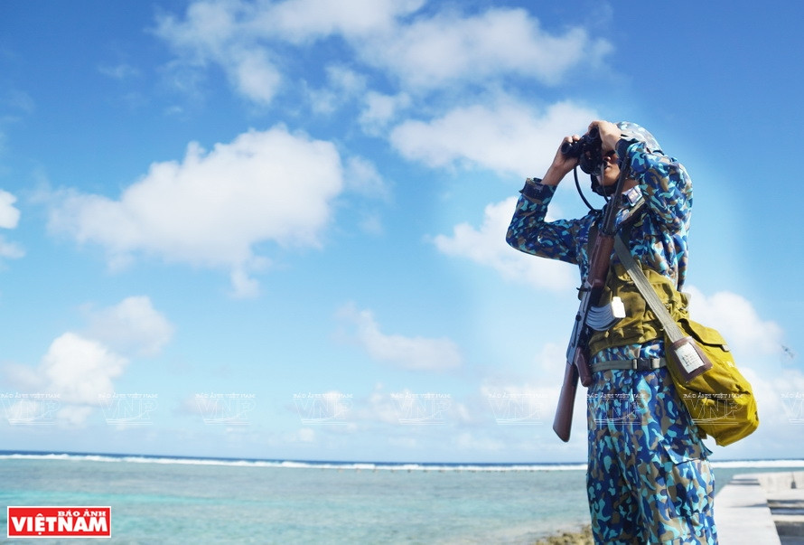 执勤期间，全部官兵处于高度警惕、随时战备状态。越通社记者 通海 摄