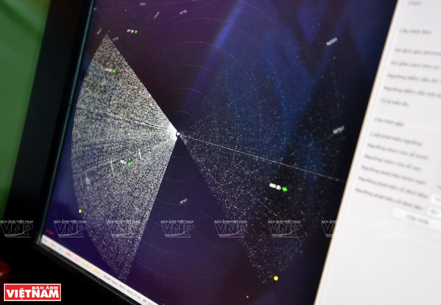 雷达对目标进行扫描。越通社记者 通海 摄