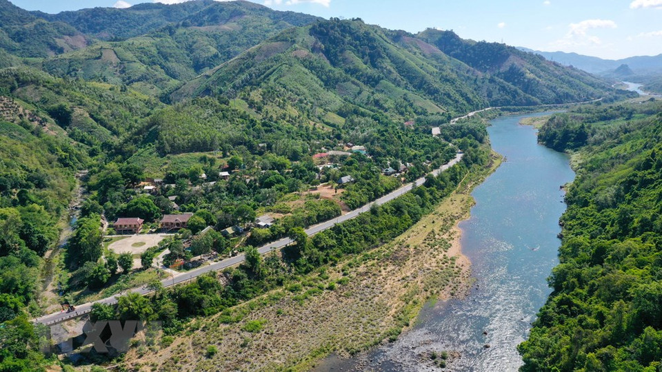 蜿蜒曲折的达克容江连接着东河和劳保。越通社记者 胡求 摄