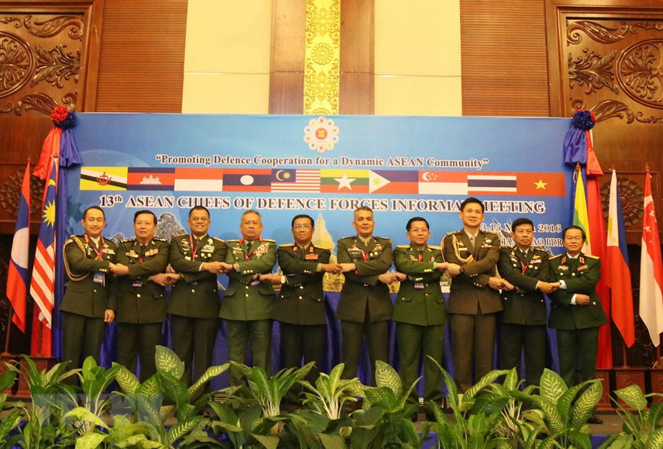 题为 “为一个活跃的东盟共同体加强国防合作”的第13届东盟国防力量司令非正式会议在老挝万象举行。越南人民军总参谋长杜伯巳上将率团出席会议。越通社 范坚 摄