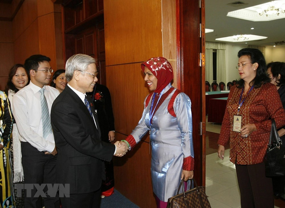 2009年11月30日 越南国会主席、第31届东盟议会联盟主席 阮富仲会见出席在河内举行的题为“女议员在法律建设过程中所扮演的角色”的东盟议会联盟专题会议。 越通社记者 智勇 摄