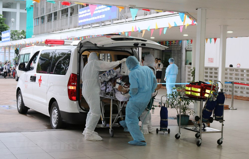 5月22日，第91例患者从胡志明市热带医院被转到大水镬医院继续接受治疗。图自越通社