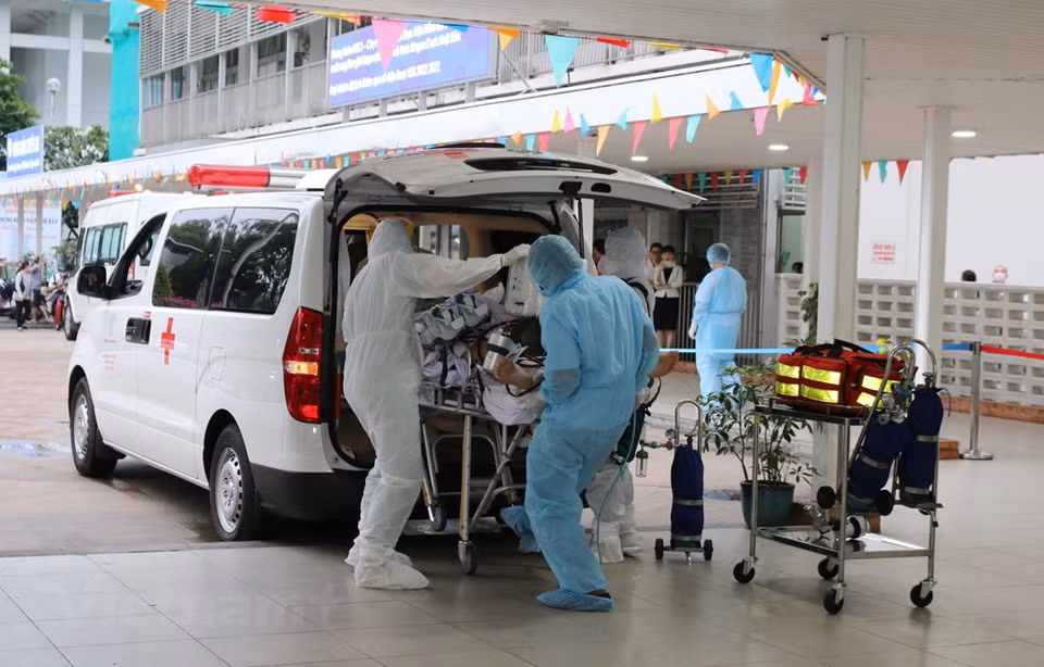 5月22日，第91例患者从胡志明市热带医院被转到大水镬医院继续接受治疗。图自越通社