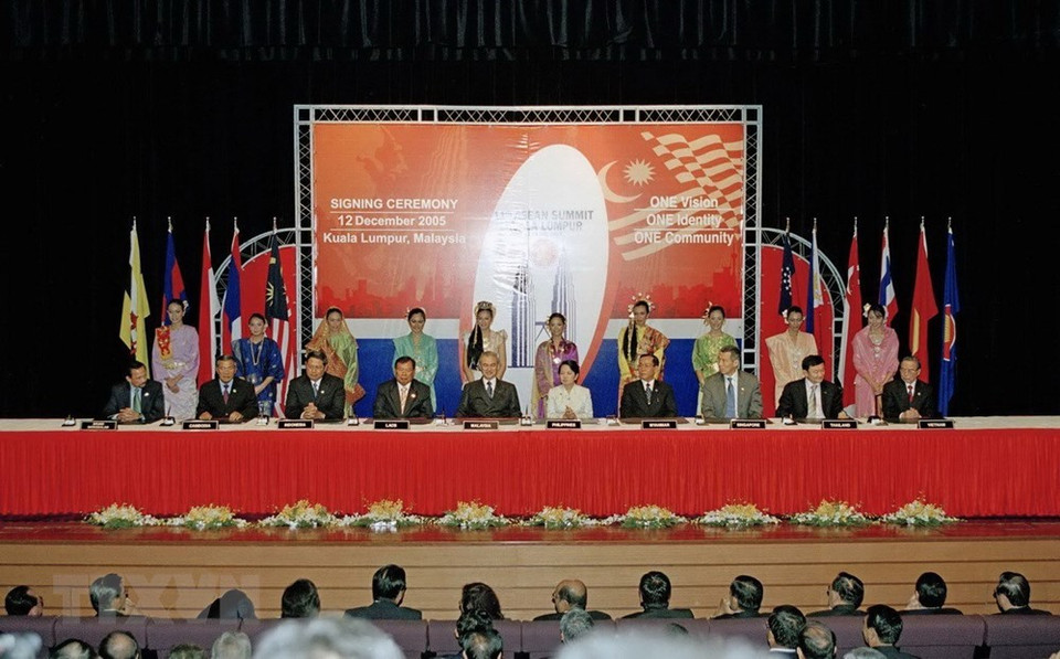 2005年12月12日在马来西亚首都吉隆坡，东盟各国高级领导出席《制订东盟宪章的吉隆坡宣言》签字仪式。图自 越通社 