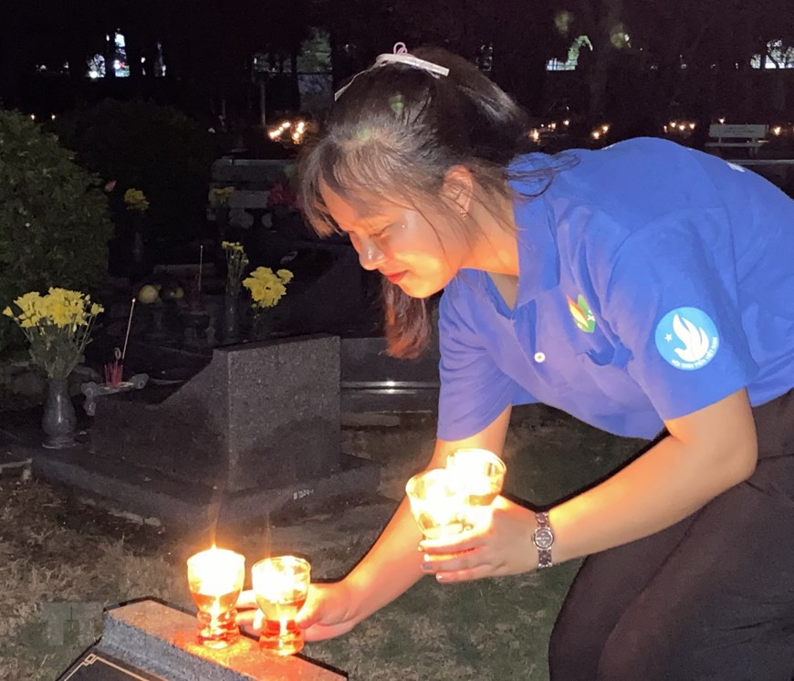 胡志明市青年团员向各位英烈们上香。越通社记者 红江 摄