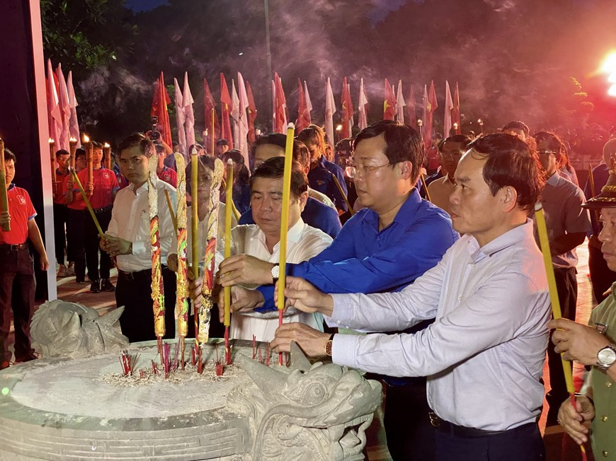 胡志明市领导代表、胡志明共青团代表向各位英烈敬香。越通社记者 红江 摄