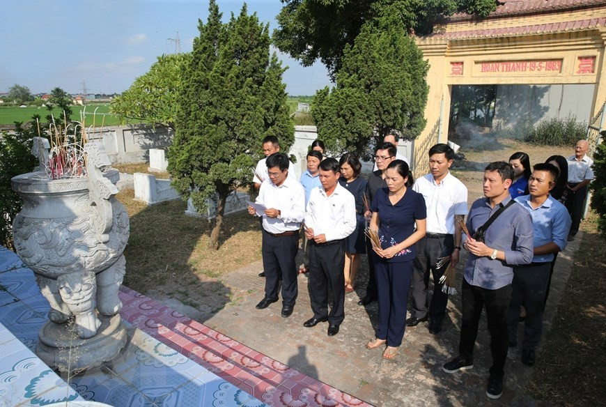 适值越南伤残军人与烈士日73周年之际，越通社代表团在河内市章美县祝山市镇烈士陵园向烈士记者敬香。图自越通社