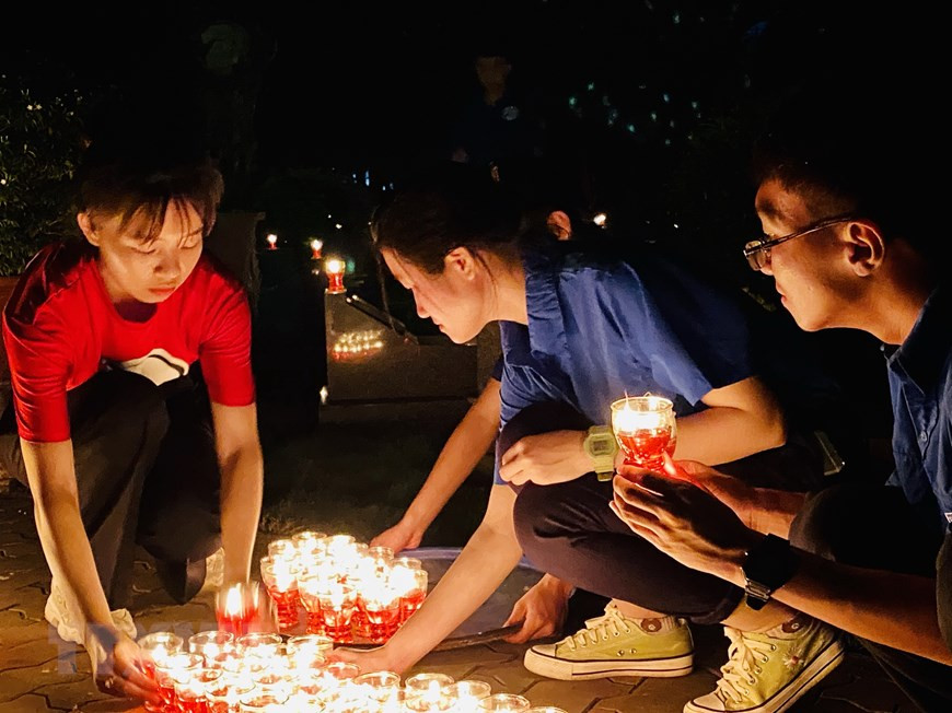 胡志明市青年团员向各位英烈们敬献花圈。越通社记者 红江 摄