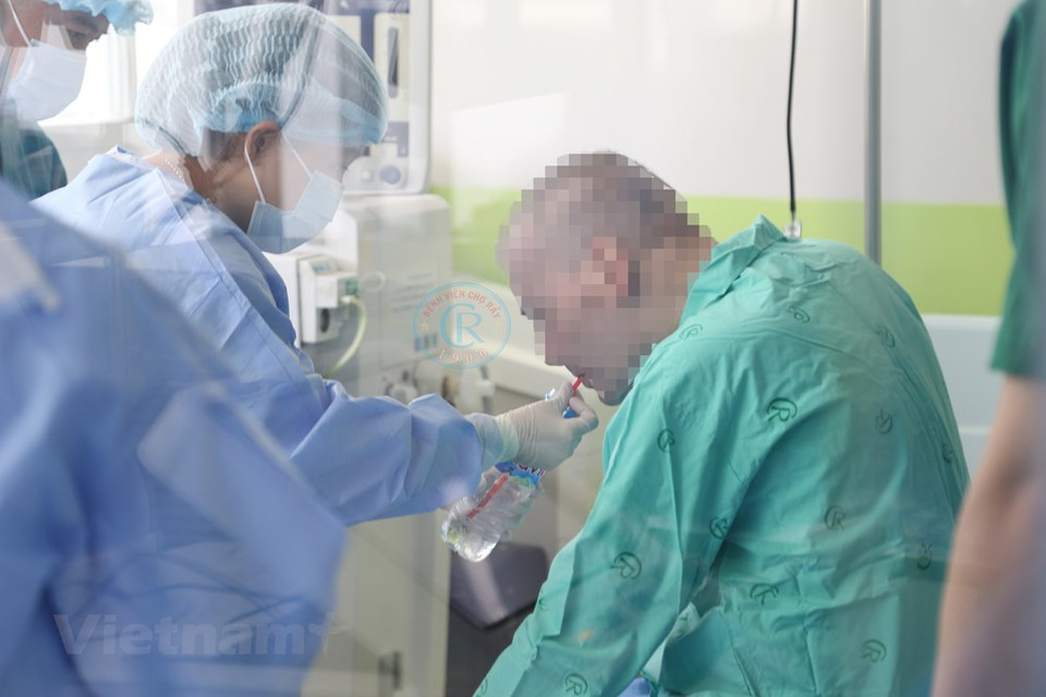 在医务人员的积极帮助下，第91例患者已完全康复。图自越通社