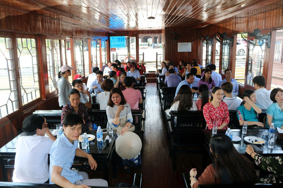 越南旅游总局正式开展国内旅游刺激活动后，赴三祝旅游区观光游览的游客量日益提升。越通社记者 大义 摄