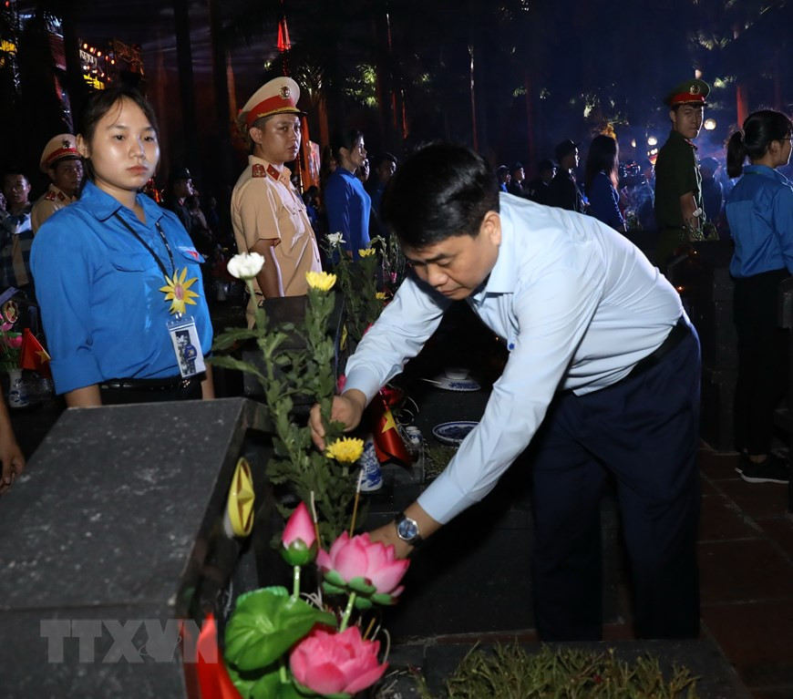 河内市人民委员会主席阮德忠向英烈们敬香。越通社记者 文碟 摄