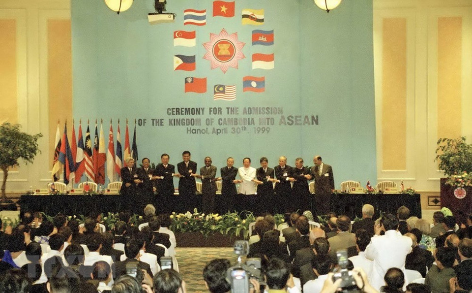 1999年4月30日在河内，越南政府副总理兼外长阮孟琴以及东盟各国外长出席《柬埔寨加入东盟宣言签字仪式》。越通社记者 高峰 摄 