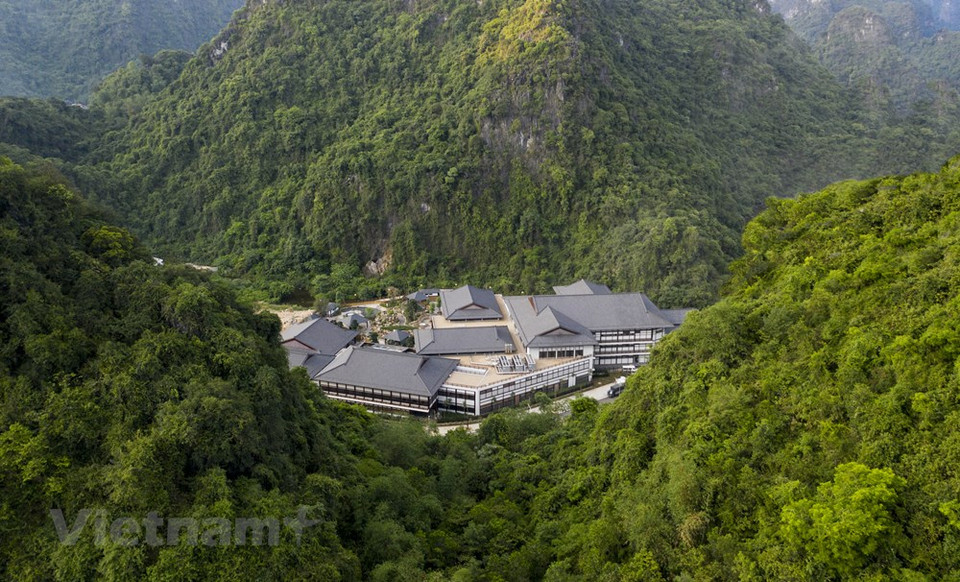 由太阳集团按日本风格投资兴建的光亨Yoko 温泉是一个综合度假区，地处广宁省锦普市光亨坊，设有温泉区、高级治疗区、古典日式别墅、日式餐馆等等。这里给人远离城市喧哗的感觉，是乐享清闲的世外桃源。来到这里，游客可享受多种颇具吸引力的服务，如：日式桑拿房、喜马拉雅山盐岩汗蒸房等。图自 Vietnam+