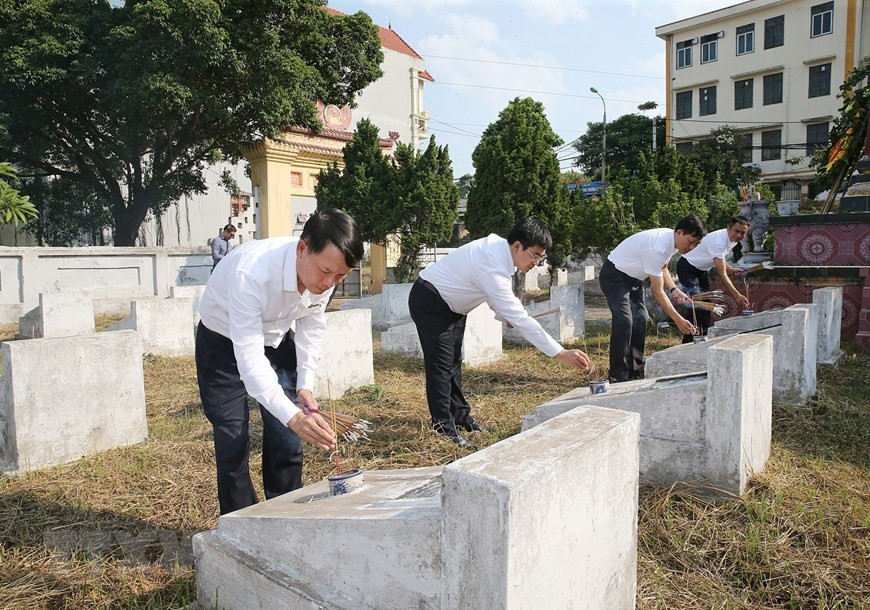 适值越南伤残军人与烈士日73周年之际，越通社代表团在河内市章美县祝山市镇烈士陵园 向烈士记者敬香。图自越通社