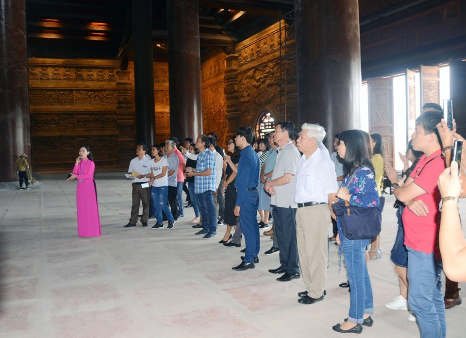  越南旅游总局正式开展国内旅游刺激计划后，赴三祝旅游区观光游览的游客量日益提升。越通社记者 大义 摄