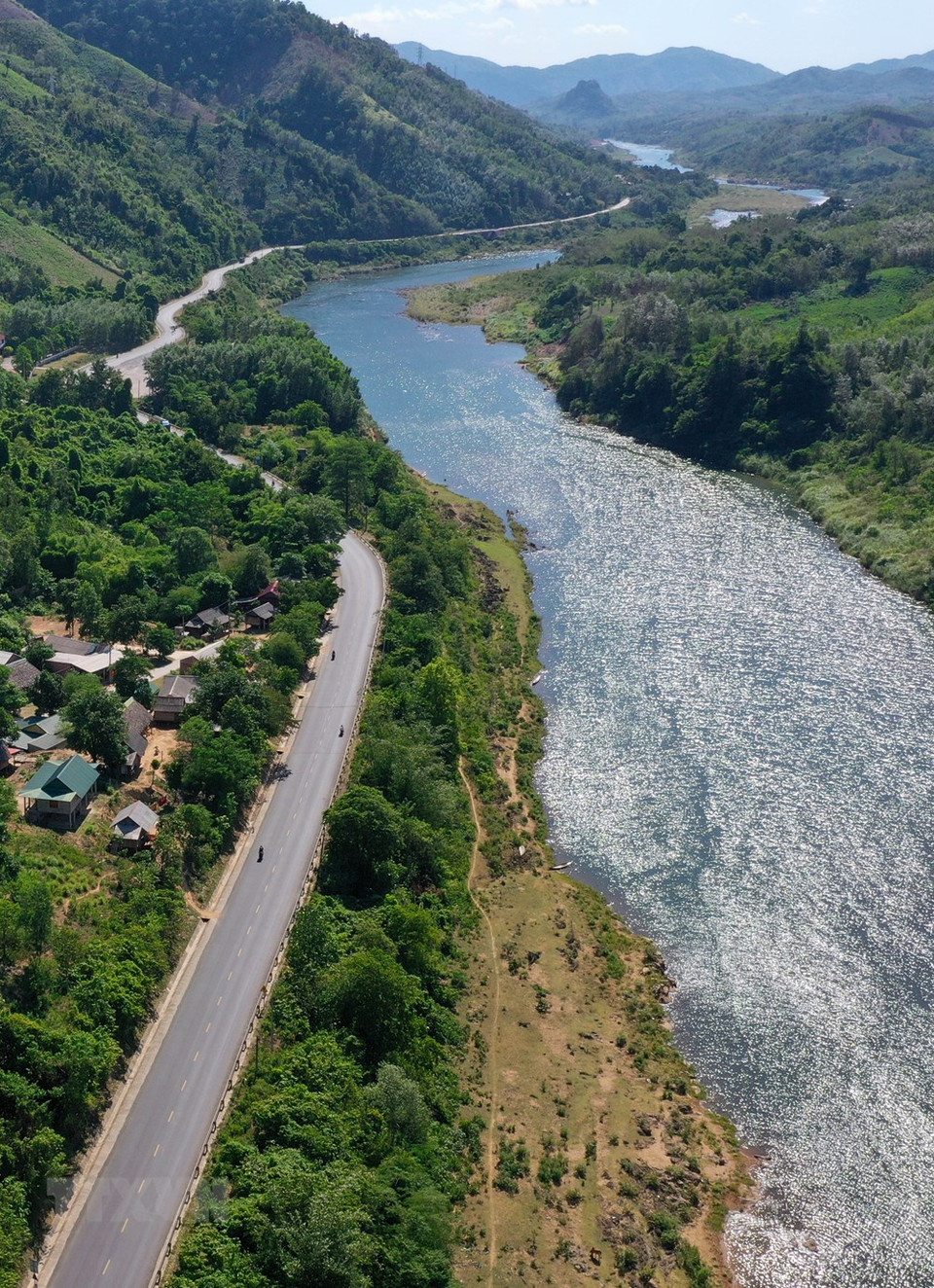 蜿蜒曲折的达克容江是达克容名胜遗迹群的一部分。越通社记者 胡求 摄