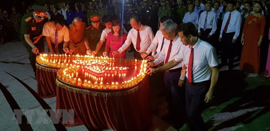 7月26日，河静省在红领市镇烈士陵园举行感恩英烈蜡烛点燃仪式。图自越通社