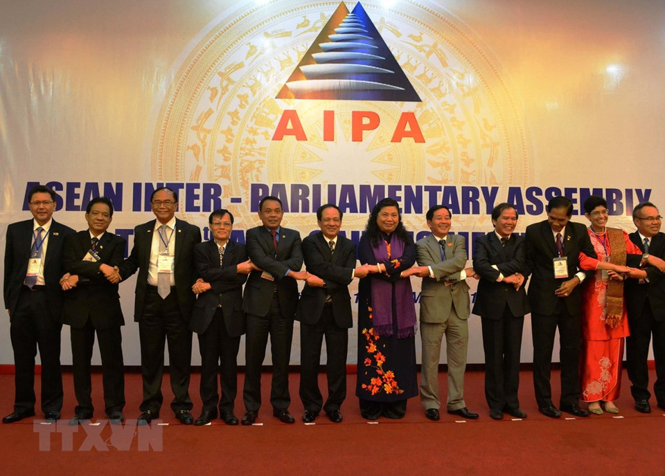 东盟议会联盟咨询小组第5次会议于2013年5月12日在林同省大叻市举行。越南国会副主席丛氏放和东盟秘书长黎梁明出席开幕式。越通社记者 邓俊 摄