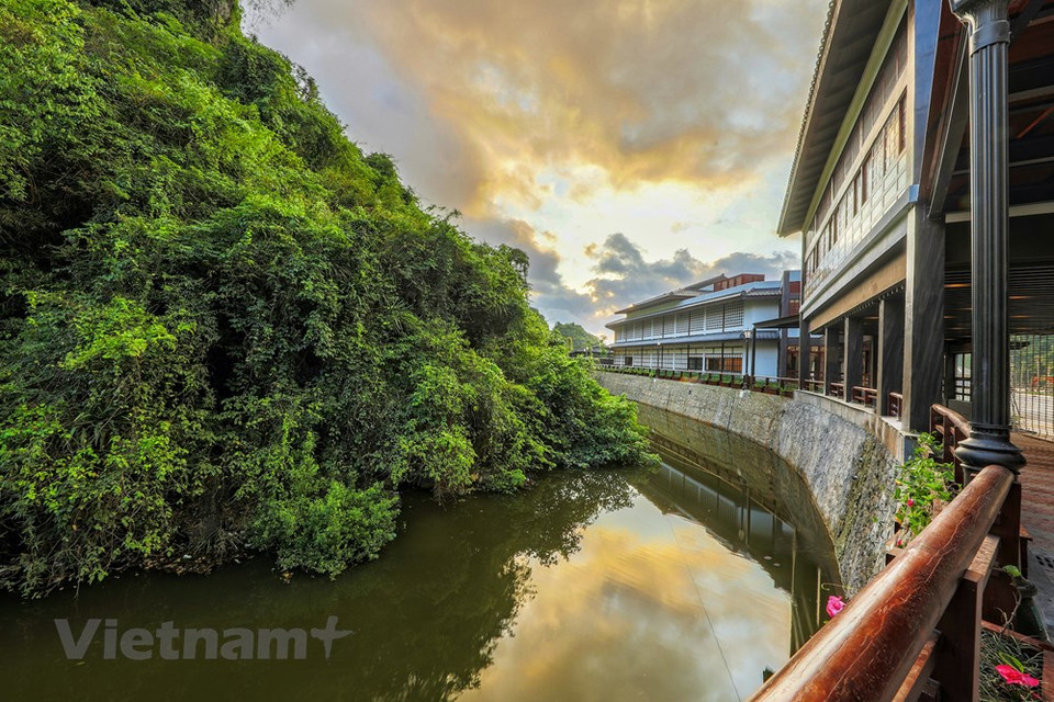 光亨Yoko 温泉区采用日本传统建筑风格，设有温泉浴区、高级治疗区、古典日式别墅、豪华酒店、日式餐馆和有机餐馆。这里还设有家庭温泉区、拥有室内游泳池的小型别墅、传统桧木（hinoki）桑拿室、喜马拉雅山盐岩屋和冰雪屋等系统。该日式综合度假区面向美丽巍峨的大山和绿油油的日式庭院。来到这里您将能沉浸在来自大自然的温泉。图自 Vietnam+