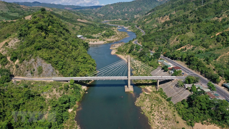 站在达克容悬索桥上，可将达克容县的山水风光尽收眼底。越通社记者 胡求 摄