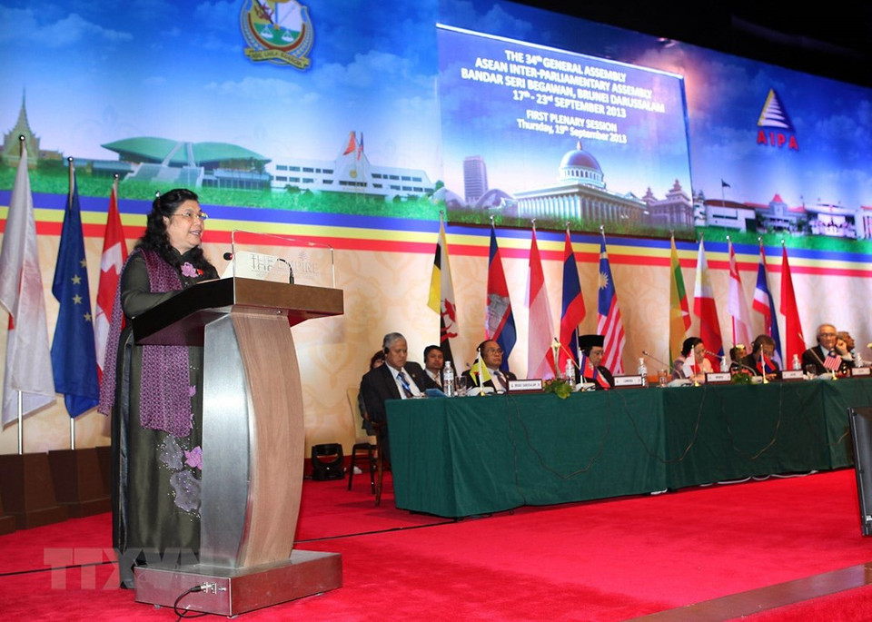 2013年9月19日越南国会副主席丛氏放出席在文莱举行的第34届东盟议会联盟大会第一次全体会议并发表讲话。越通社记者 仲德 摄