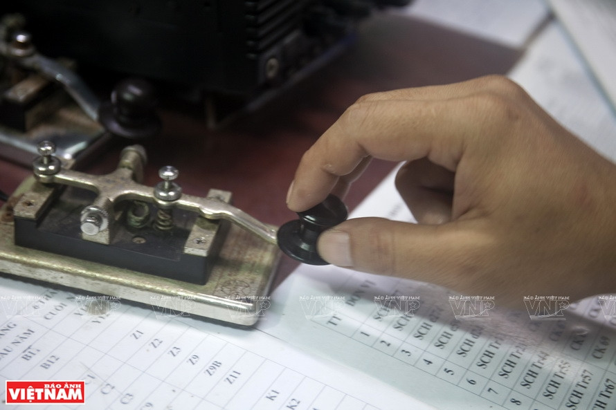 44号雷达站的所有官兵都熟练使用和保管器材装备，以便与其他军种协同作战，牢牢地捍卫祖国领空、领海和岛屿主权。越通社记者 通海 摄