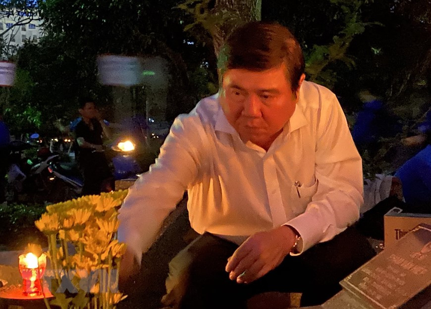 胡志明市人民委员会主席 阮城峰向各位英雄烈士敬香。越通社记者 红江 摄