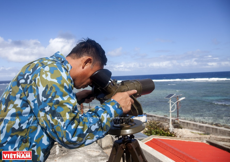 44号雷达站干部用TZK望远镜观察。越通社记者 通海 摄