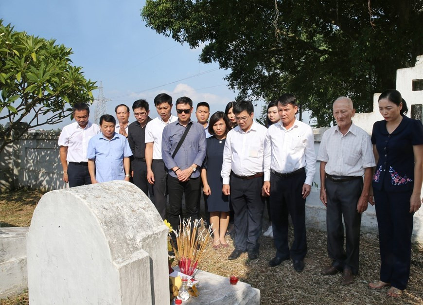 适值越南伤残军人与烈士日73周年之际，越通社代表团在河内市章美县祝山市镇烈士陵园向烈士记者敬香。图自越通社