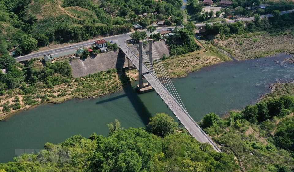 横跨达克容江的达克容悬索桥。越通社记者 胡求 摄