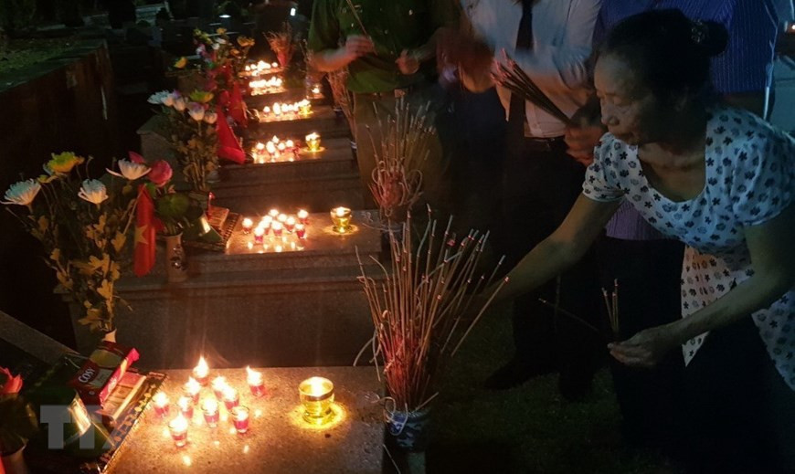 7月26日，河静省在红领市镇烈士陵园举行感恩英烈蜡烛点燃仪式。图自越通社