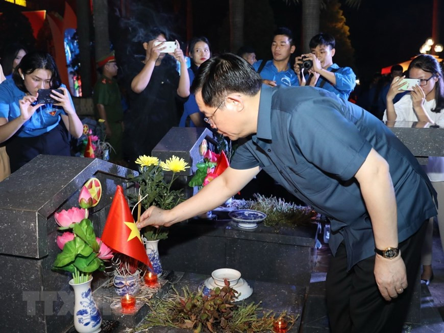 河内市市委书记王廷慧向各位英烈们敬香，缅怀他们的丰功伟绩。越通社记者 文碟 摄