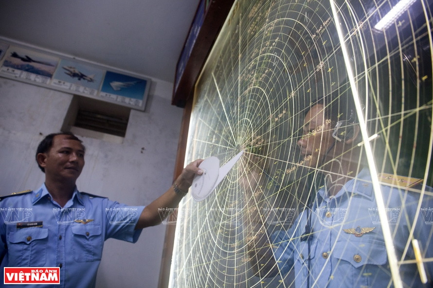 当发现不明飞行物，雷达立即把信息传到国家防空局以寻找应对措施。雷达坐标上的越南长沙岛县。越通社记者 通海 摄