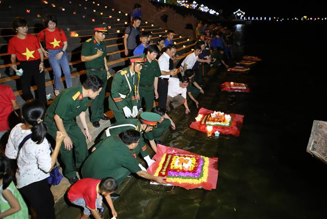 缅怀为民族独立自由而英勇战斗和牺牲的英雄烈士的放花灯活动在广治省石汗江码头举行。越通社记者 胡桥 摄