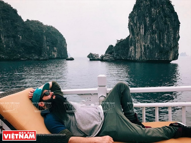 乔丹导演在担任越南旅游大使后游览下龙湾。（图片来源：越南画报）