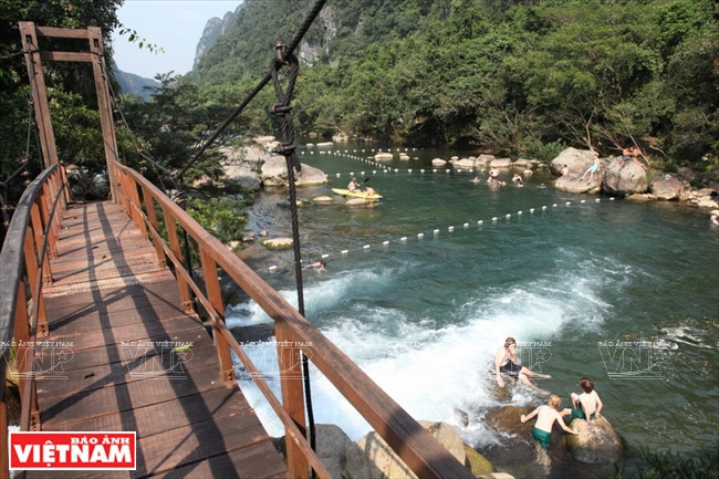 风芽-格邦国家公园的斋河- 暗洞生态旅游区于2011年正式开放，接待游人，以河上乘船游览与参观奇妙溶洞相结合的旅游形式，游客置身其中犹如沉浸在原始大自然的旖旎风光。乔丹导演选取这一美景作为《金刚：骷髅岛》影片的背景。（图片来源：越南画报）