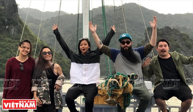 乔丹导演同粉丝在世界遗产下龙湾游船上。（图片来源：越南画报）