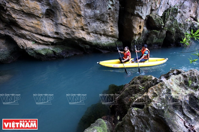 风芽-格邦国家公园的斋河- 暗洞生态旅游区于2011年正式开放，接待游人，以河上乘船游览与参观奇妙溶洞相结合的旅游形式，游客置身其中犹如沉浸在原始大自然的旖旎风光。乔丹导演选取这一美景作为《金刚：骷髅岛》影片的背景。（图片来源：越南画报）