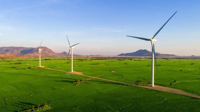草片的绿色、天空的蓝色和风力发电机的白色相结合，画出一副生动的美丽风景。图自因特网