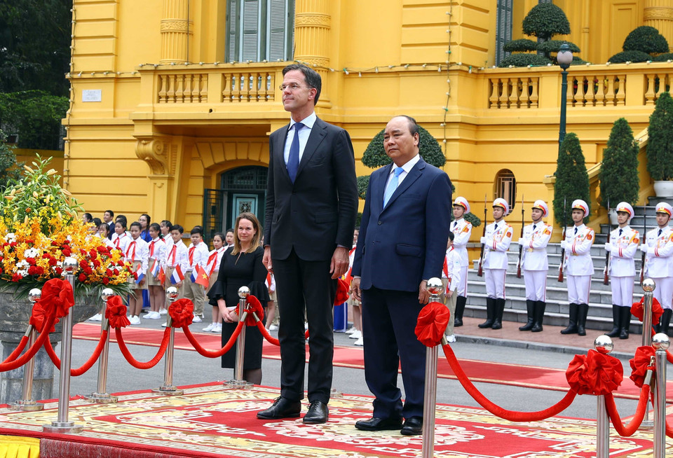 越南政府总理阮春福欢迎荷兰王国首相马克•吕特一行。图自越通社