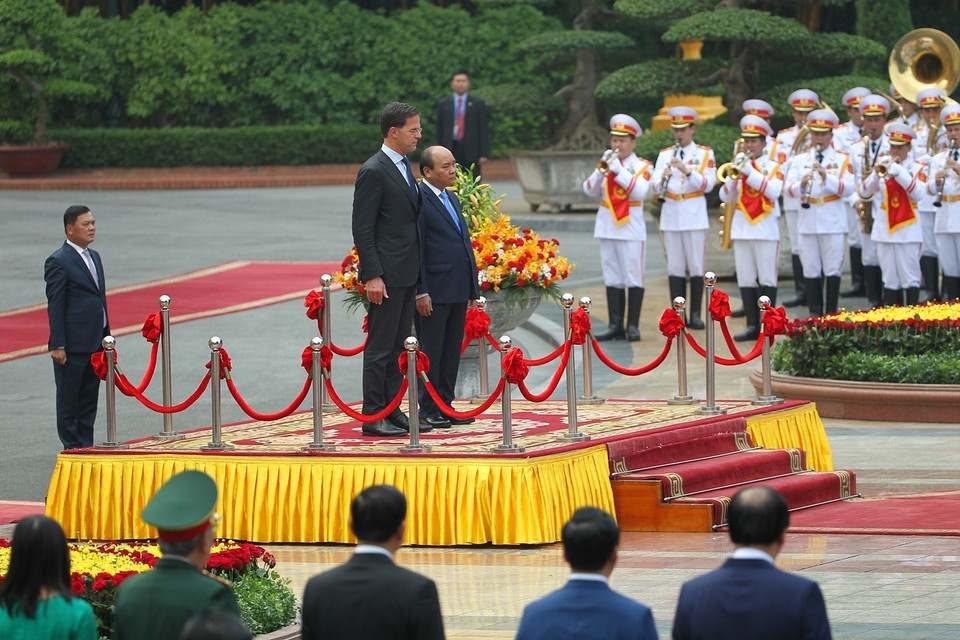 越南政府总理阮春福欢迎荷兰王国首相马克•吕特一行。图自越通社