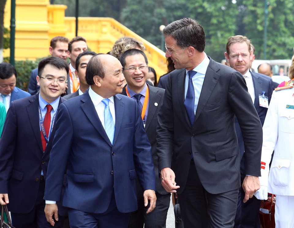 越南政府总理阮春福欢迎荷兰王国首相马克•吕特一行。图自越通社