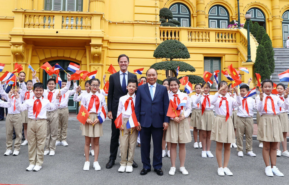 越南政府总理阮春福和荷兰王国首相马克•吕特与越南儿童合影。图自越通社