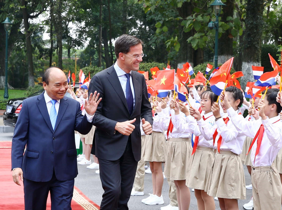 越南政府总理阮春福欢迎荷兰王国首相马克•吕特一行。图自越通社