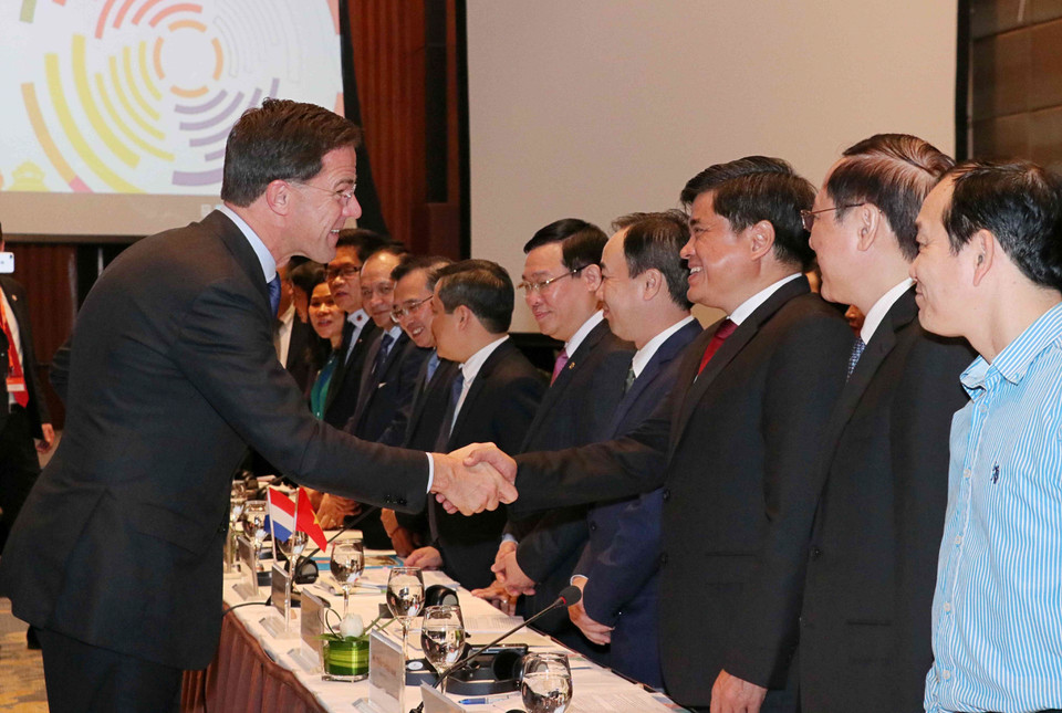 荷兰王国首相马克•吕特和越南企业代表。图自越通社
