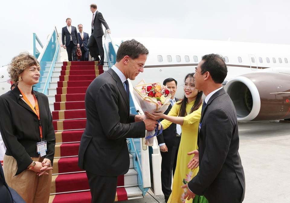 荷兰王国首相马克•吕特抵达越南首都河内内排国际机场，开始对越南进行正式访问。图自越通社