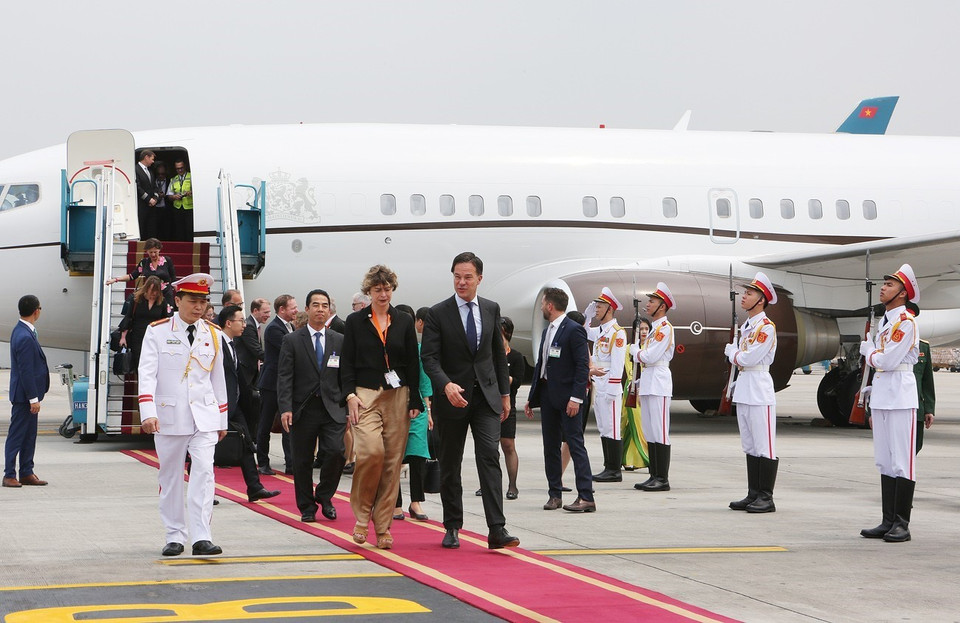 荷兰王国首相马克•吕特抵达越南首都河内内排国际机场，开始对越南进行正式访问。图自越通社
